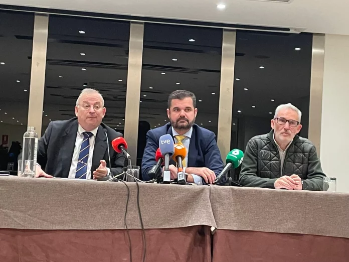 De izda a dcha, los abogados Javier María Pérez-Roldán, de Hazte Oir, Luis Pardo, de Iustitia Europa y Francisco Montiel de ADADE.