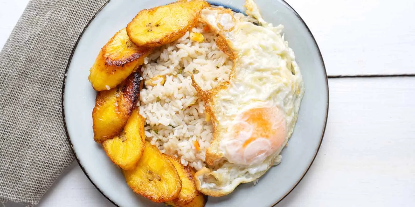 Arroz a la cubana con plátano frito, el clásico español que nunca defrauda