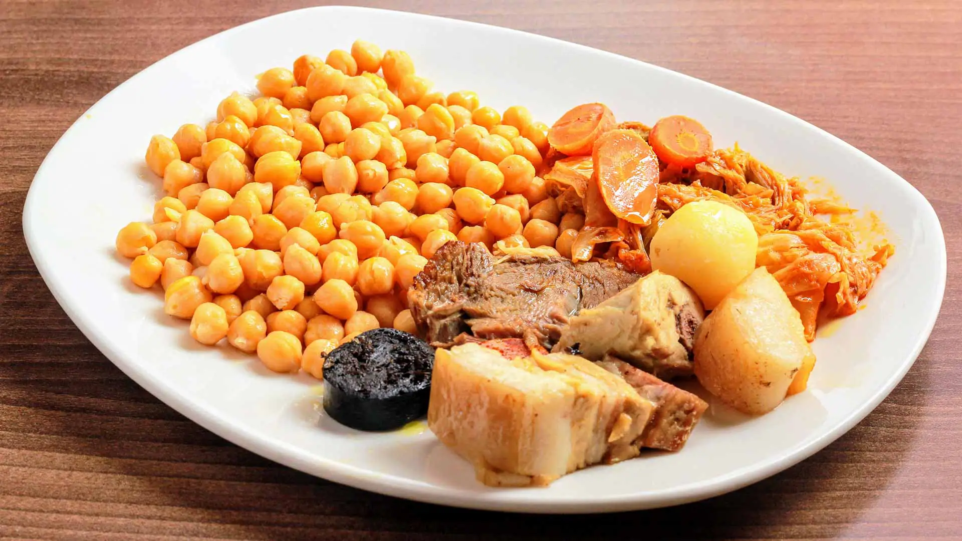 El plato de cuchara con el que Letizia combate el frío y es un clásico español 2 Moncloa INGREDIENTES CLAVE DEL COCIDO ESPAÑOL
