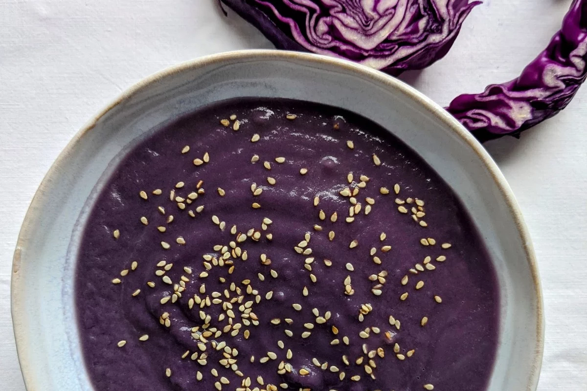 Crema de col lombarda, el entrante perfecto para triunfar esta Navidad