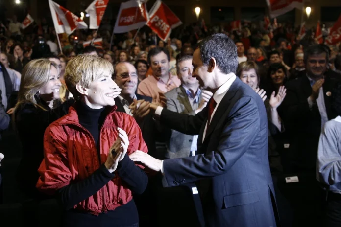 Sonsoles Espinosa y Rodríguez Zapatero en un mitin en 2008.