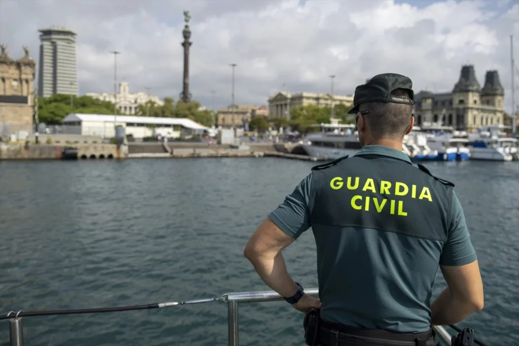 Las competencias en delitos económicos: obsesión del nacionalismo catalán 2 Moncloa EuropaPress 5312513 agente guardia civil patrulla maritima puerto barcelona julio 2023 Moncloa