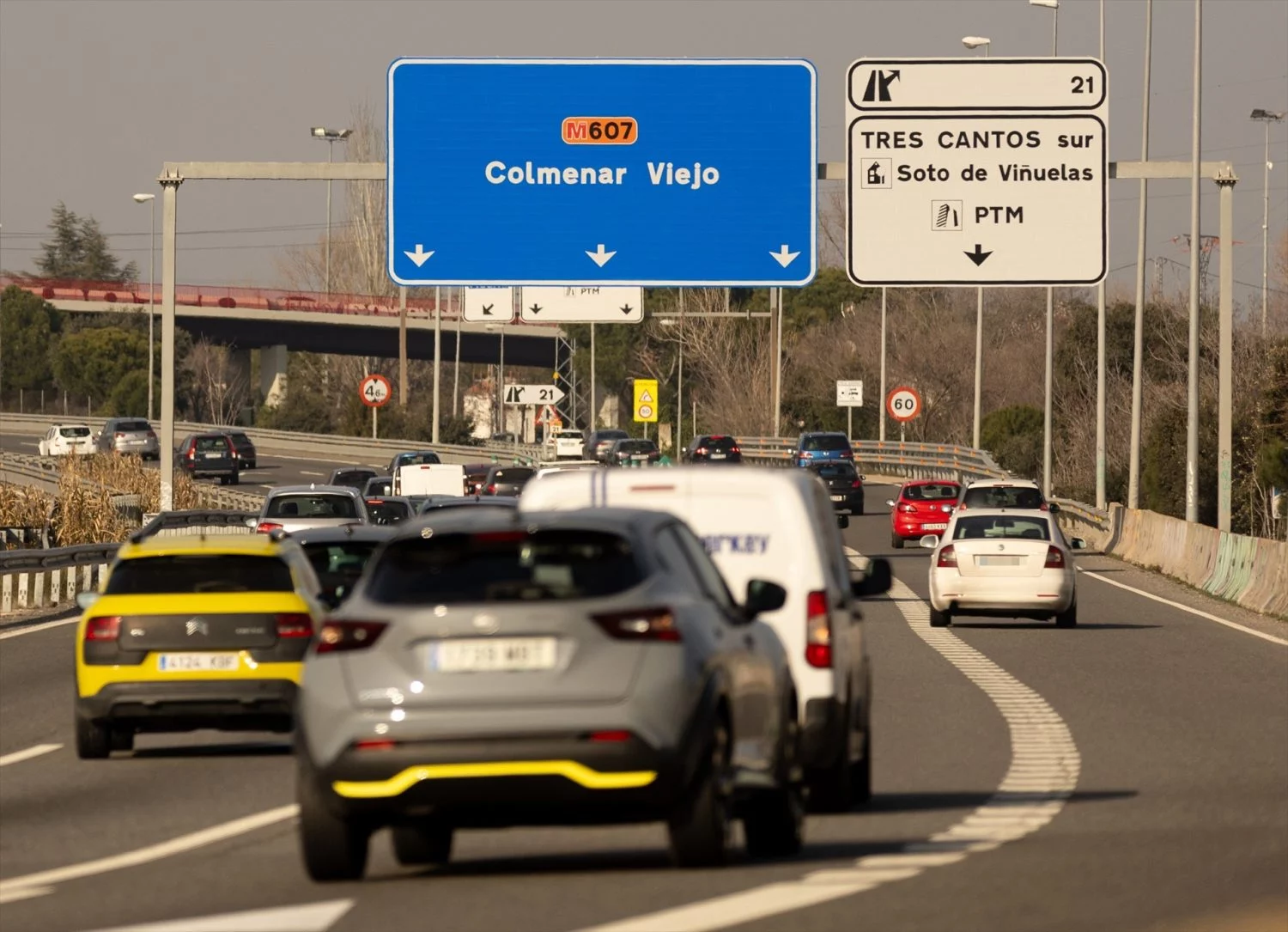 Varios coches circulan por la M-607, a 31 de enero de 2024, en Tres Cantos, Madrid (España).