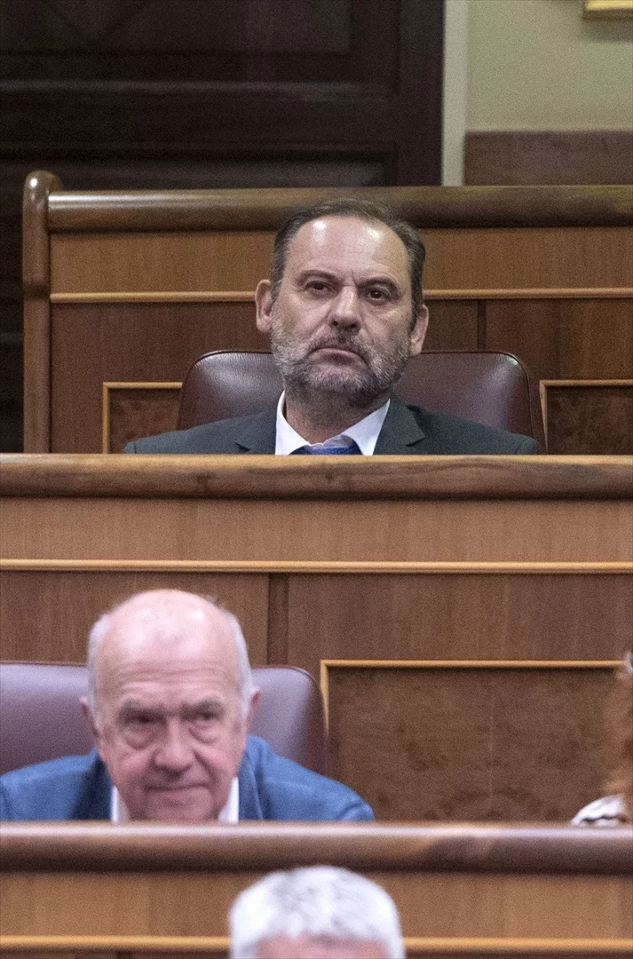 El ex ministro Ábalos en el banquillo del Grupo Mixto. AGENCIAS