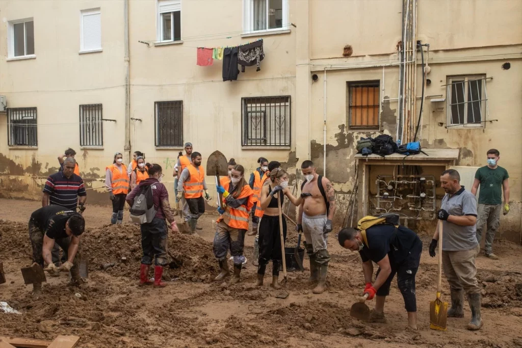 El alcalde de Algemesí denuncia la tardanza de las ayudas estatales tras la DANA 3 Moncloa EuropaPress 6325628 voluntarios vecinos retiran barro palas barrio raval noviembre 2024 Moncloa