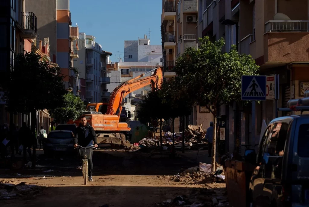 El alcalde de Algemesí denuncia la tardanza de las ayudas estatales tras la DANA 2 Moncloa EuropaPress 6334535 grua retira escombros dia 13 paso dana valencia 11 noviembre 2024 algemesi Moncloa