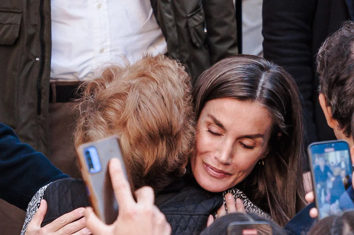 La Reina Letizia en una de sus visitas a las zonas afectadas en Valencia