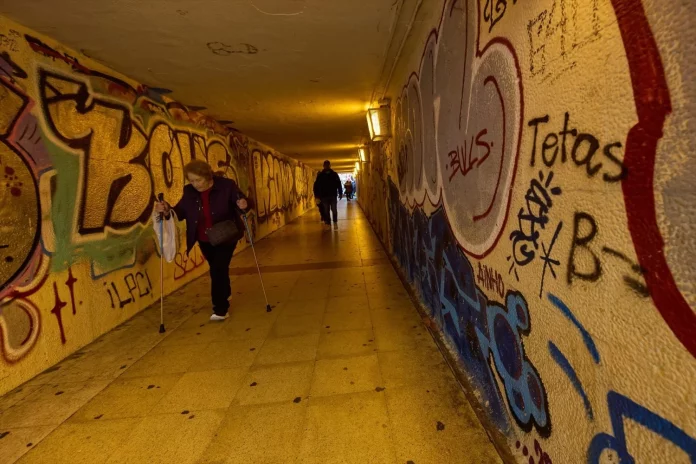 Varias personas en el interior del paso subterráneo de la A-5 en Padre Piquer, a 4 de diciembre de 2024, en Madrid (España).