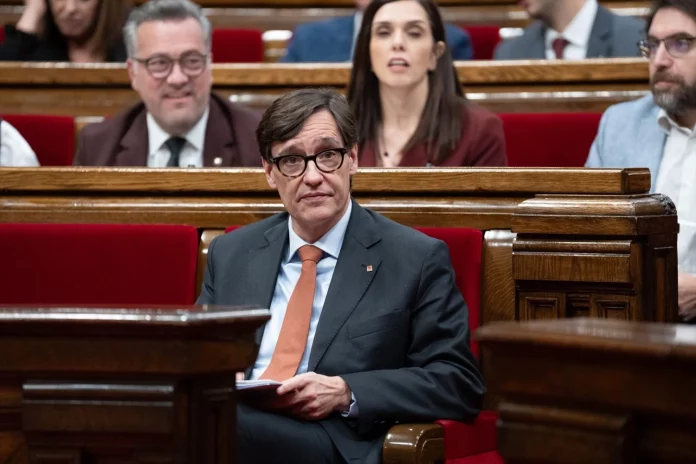 El presidente de la Generalitat de Cataluña. Salvador Illa, durante una sesión en el pleno del Parlament, a 19 de diciembre de 2024, en Barcelona, Cataluña (España) | Fuente: Agencias