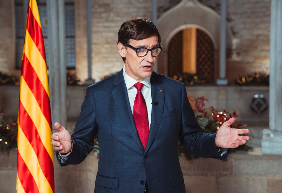 Salvador Illa, presidente de la Generalitat, evita la bandera de España en su mensaje de Navidad