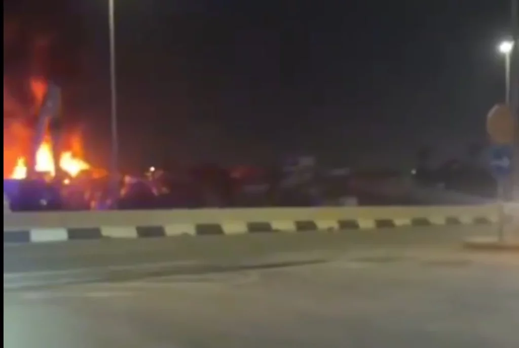El incendio en el cementerio de coches de la DANA obliga a evacuar tres residencias y una urbanización 1 Moncloa INCENDIO dana valencia alberich Moncloa