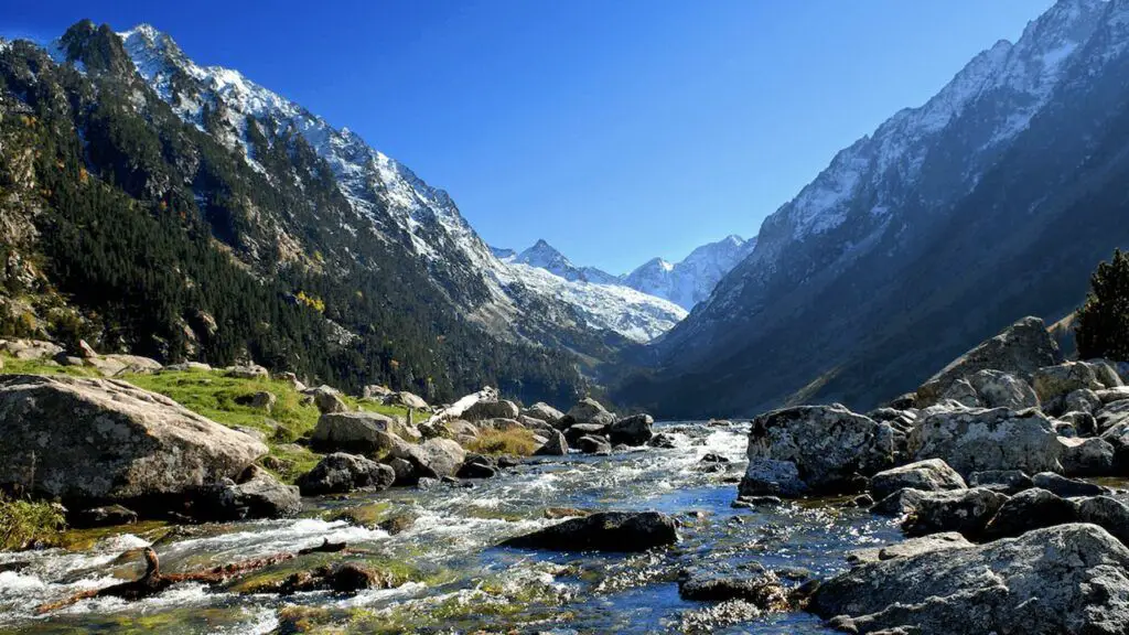 3 lugares que un Grinch amaría para desaparecer en esta Navidad 1 Moncloa UN REFUGIO EN LA MONTAÑA: LOS PIRINEOS