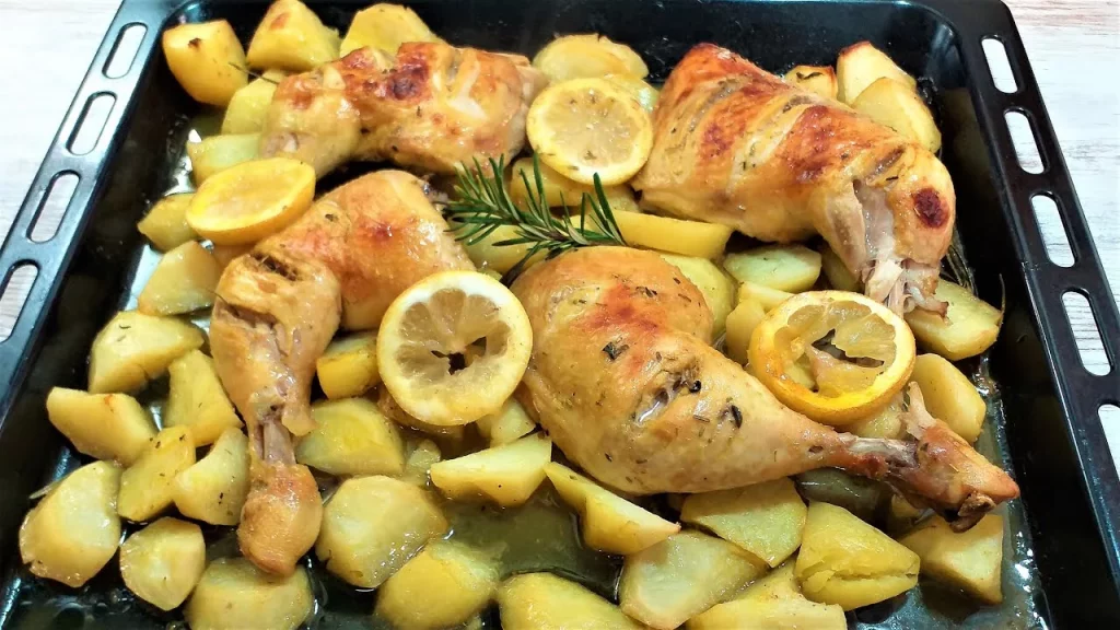 No te pases la noche cocinando estas tres recetas fáciles harán tu Nochevieja perfecta 2 Moncloa PLATO PRINCIPAL: POLLO AL HORNO CON LIMÓN Y ROMERO