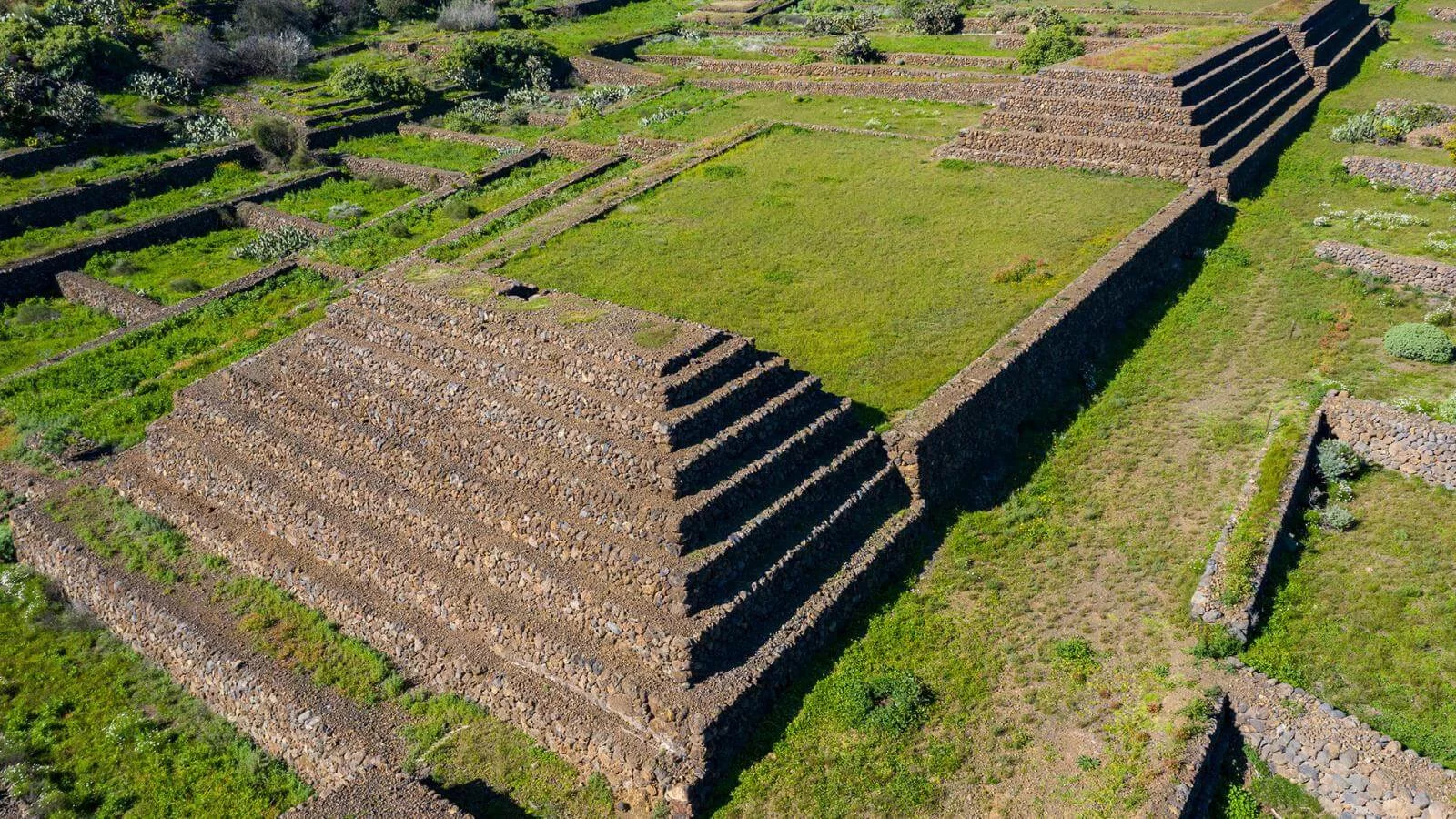 Parece Teotihuacán, pero está en España y los viajeros lo consideran una joya oculta 1 Moncloa JOYA OCULTA: UN VISTAZO A LAS PIRÁMIDES DE GÜÍMAR