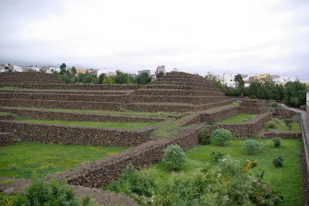 Parece Teotihuacán, pero está en España y los viajeros lo consideran una joya oculta 4 Moncloa Piramides de Guimar 4 Moncloa