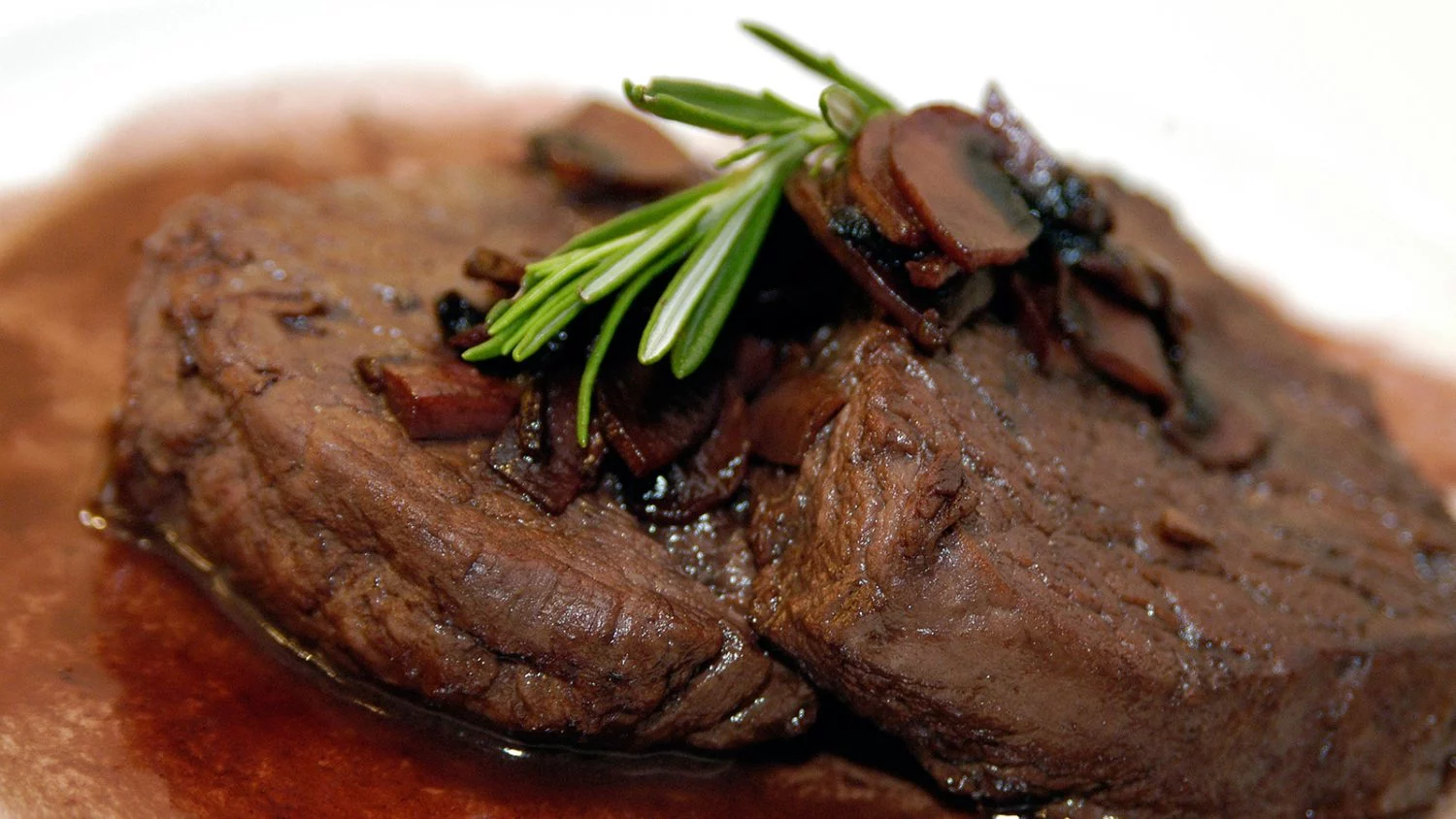 Las 3 mejores salsas para acompañar el solomillo de cerdo en Navidad 2 Moncloa SALSA DE VINO TINTO: ELEGANCIA Y SABOR INTENSO