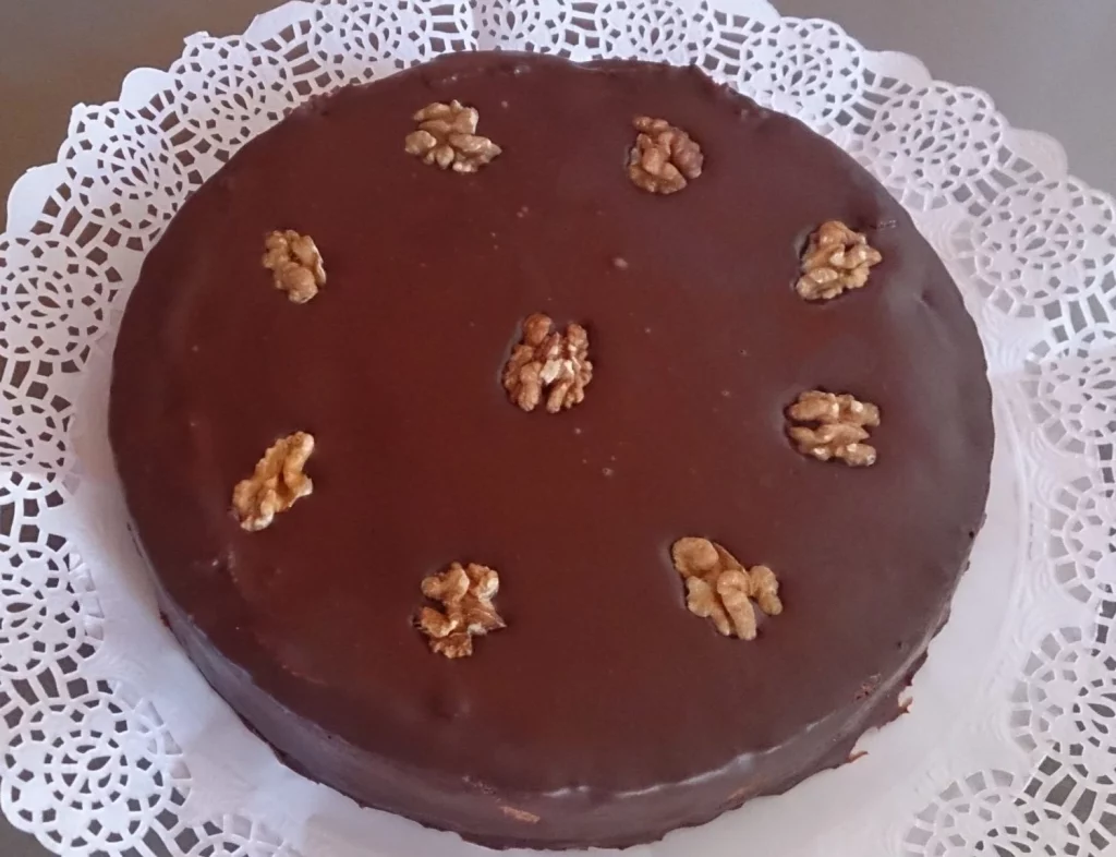 No te pases la noche cocinando estas tres recetas fáciles harán tu Nochevieja perfecta 3 Moncloa TARTA DE CHOCOLATE Y NUECES