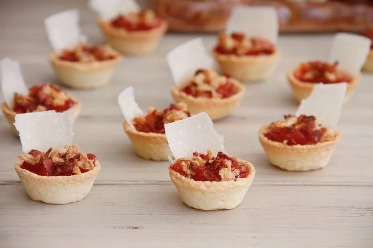 No te pases la noche cocinando estas tres recetas fáciles harán tu Nochevieja perfecta 1 Moncloa APERITIVO FÁCIL: TARTALETA DE QUESO Y PIMIENTOS ASADOS