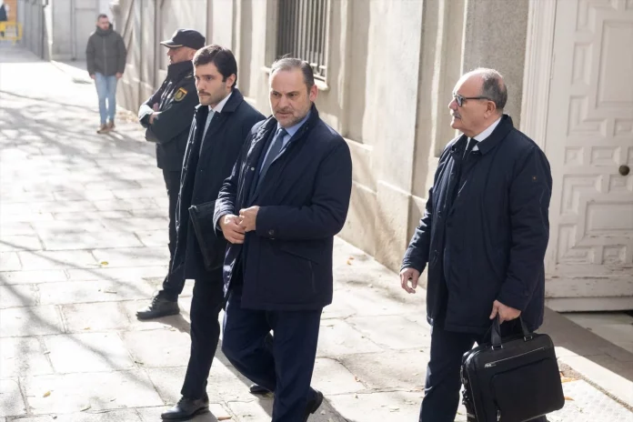 José Luis Ábalos y sus abogados saliendo del Supremo. FOTO EUROPA PRESS