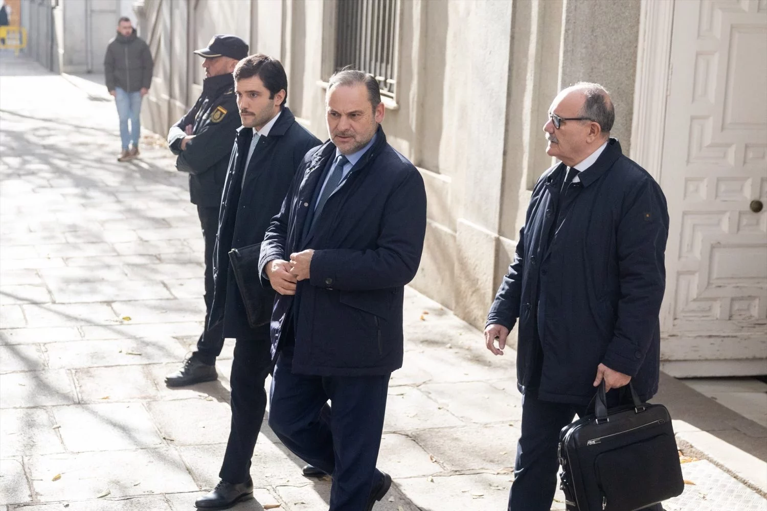 José Luis Ábalos y sus abogados saliendo del Supremo. FOTO EUROPA PRESS