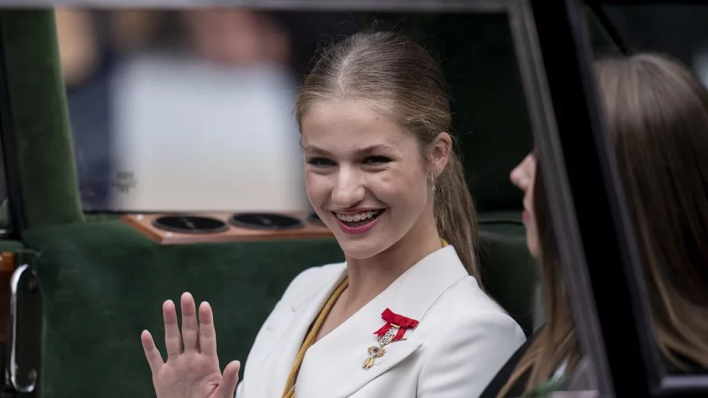 La actitud de Leonor en Pontevedra desata polémica y obliga a la Casa Real a reaccionar 1 Moncloa La adaptación social de la princesa Leonor