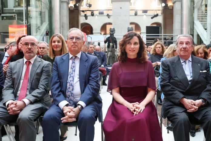 Isabel Díaz Ayuso y Francisco Martín, separados por Ossorio en el acto de homenaje a la Constitución