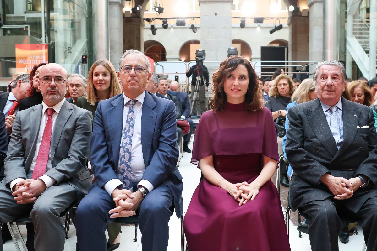 Isabel Díaz Ayuso y Francisco Martín, separados por Ossorio en el acto de homenaje a la Constitución