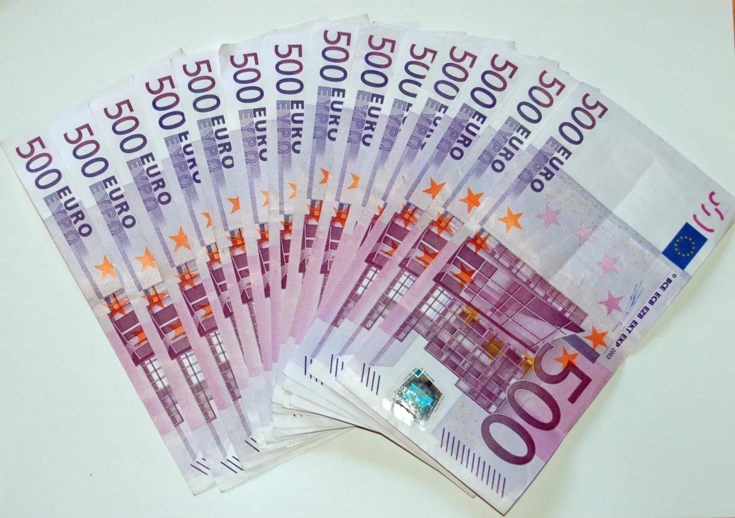 La cifra que el Banco de España recomienda tener en efectivo en casa podría sorprenderte 4 Moncloa LA RELACIÓN ENTRE EFECTIVO Y AHORRO EN TIEMPOS DE INCERTIDUMBRE