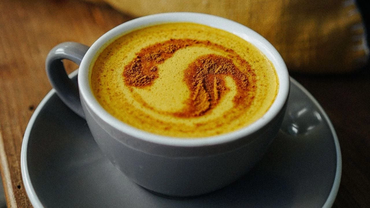 Golden latte la receta del café que está conquistando a toda España 1 Moncloa EL ORIGEN DEL GOLDEN LATTE: UNA BEBIDA CON HISTORIA