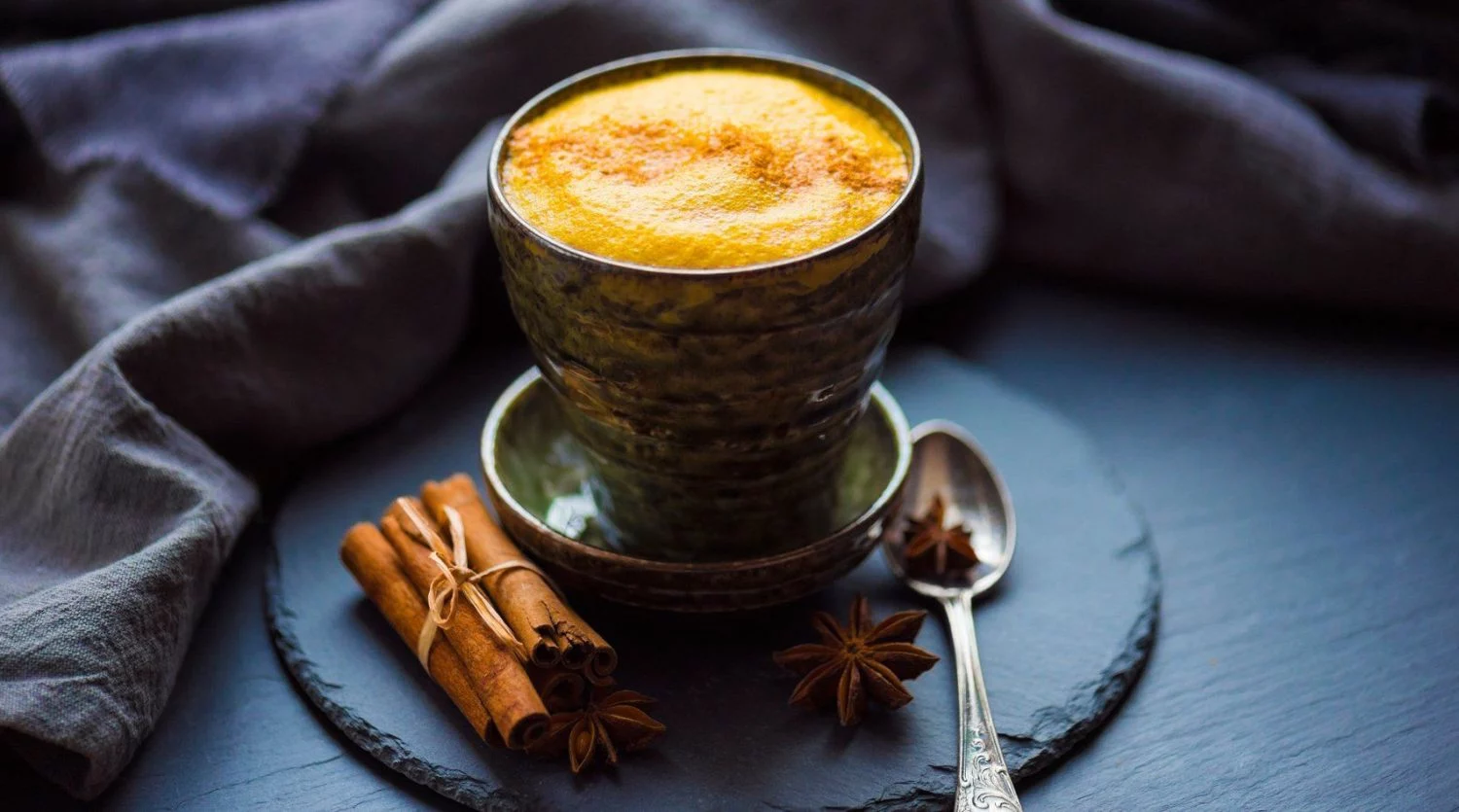 Golden latte la receta del café que está conquistando a toda España 2 Moncloa BENEFICIOS DEL GOLDEN LATTE: MÁS QUE UNA SIMPLE BEBIDA