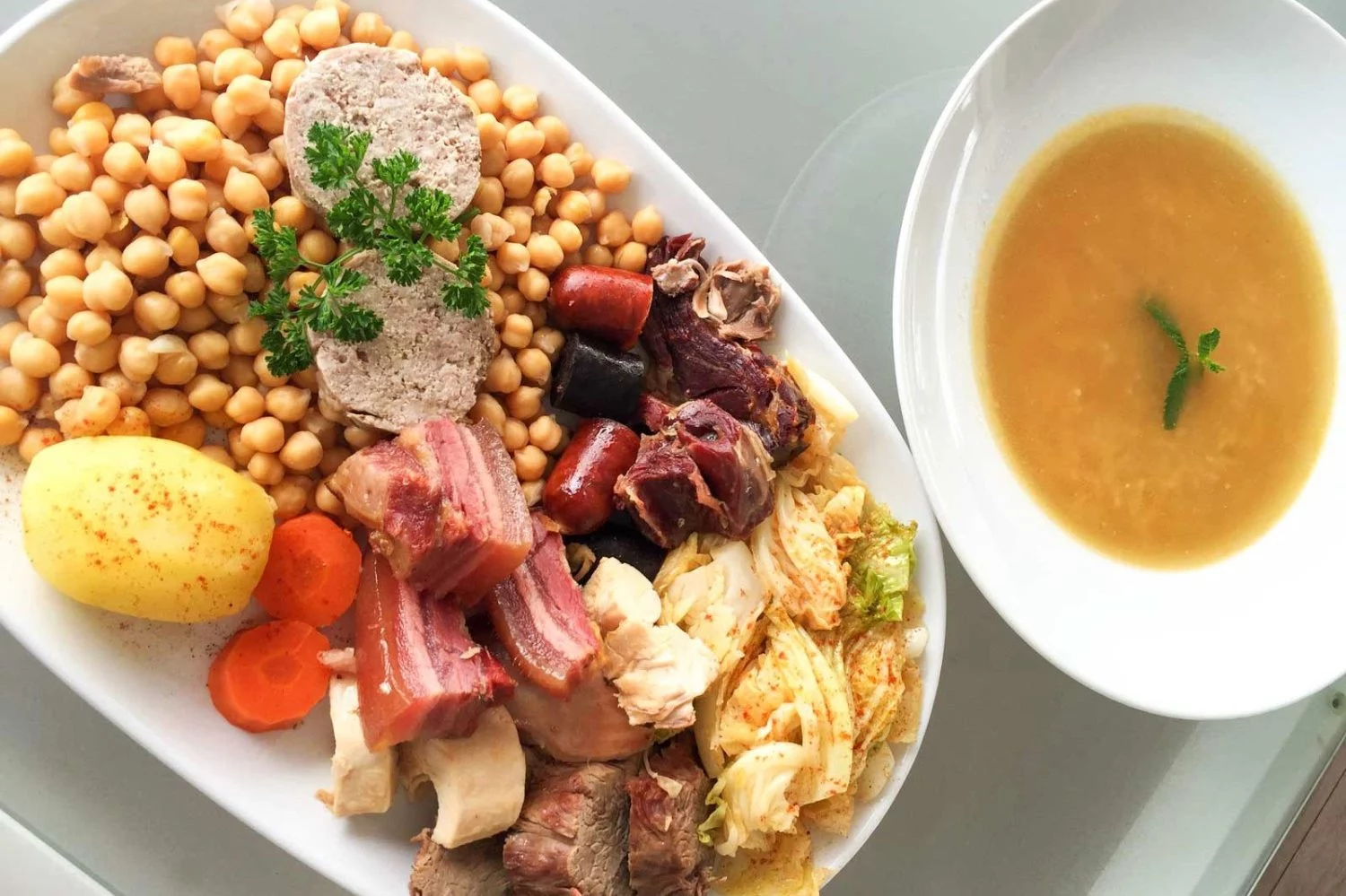 El plato de cuchara con el que Letizia combate el frío y es un clásico español 1 Moncloa PLATO DE CUCHARA LA HISTORIA DEL COCIDO: UN LEGADO GASTRONÓMICO