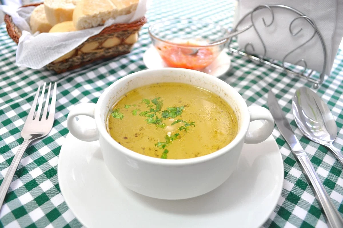 Esta receta de consomé es lo único que necesitas para una Nochevieja perfecta 1 Moncloa LA TRADICIÓN DEL CONSOMÉ EN LA GASTRONOMÍA ESPAÑOLA