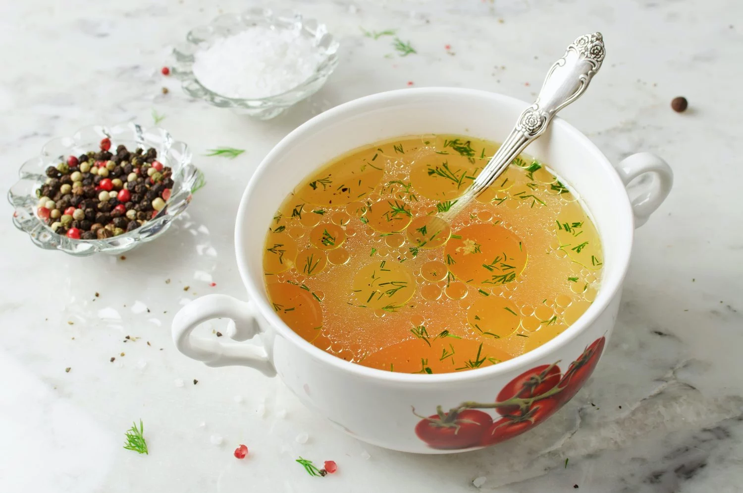 Esta receta de consomé es lo único que necesitas para una Nochevieja perfecta 4 Moncloa VARIANTES DEL CONSOMÉ PARA UNA NOCHEVIEJA INOLVIDABLE