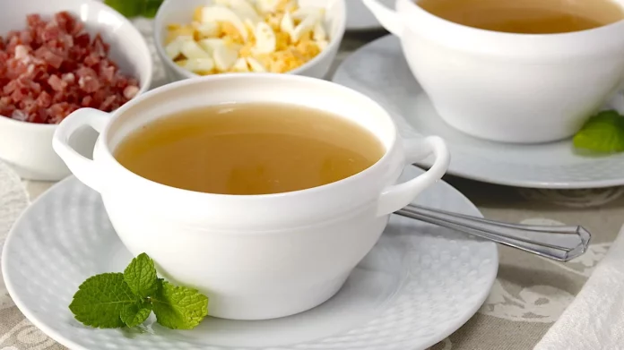Esta receta de consomé es lo único que necesitas para una Nochevieja perfecta