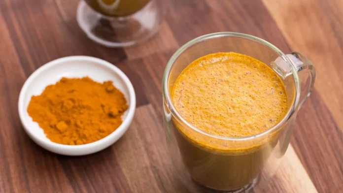 Aprende a hacer el golden latte en casa, la bebida que está de moda en España