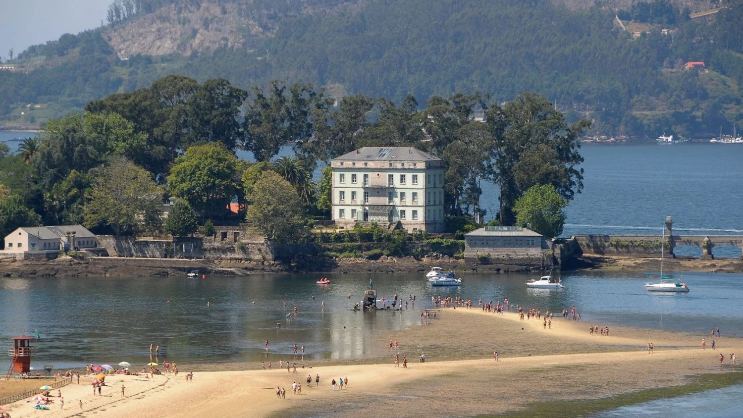 La joya de Galicia que enamoró a Julio Verne 1 Moncloa UNA ISLA CARGADA DE HISTORIA Y LEYENDA