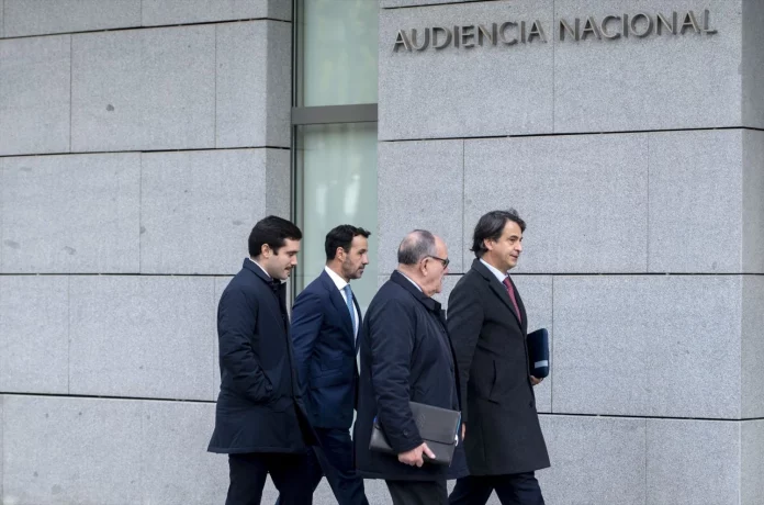 Javier Serrano, segundo por la izquierda, uno de los acusados en el Caso Koldo.