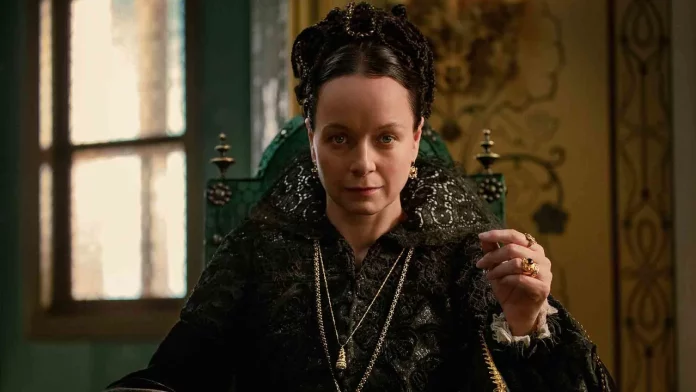 Movistar Plus explora el lado oscuro de la reina más infame con una serie tenebrosa
