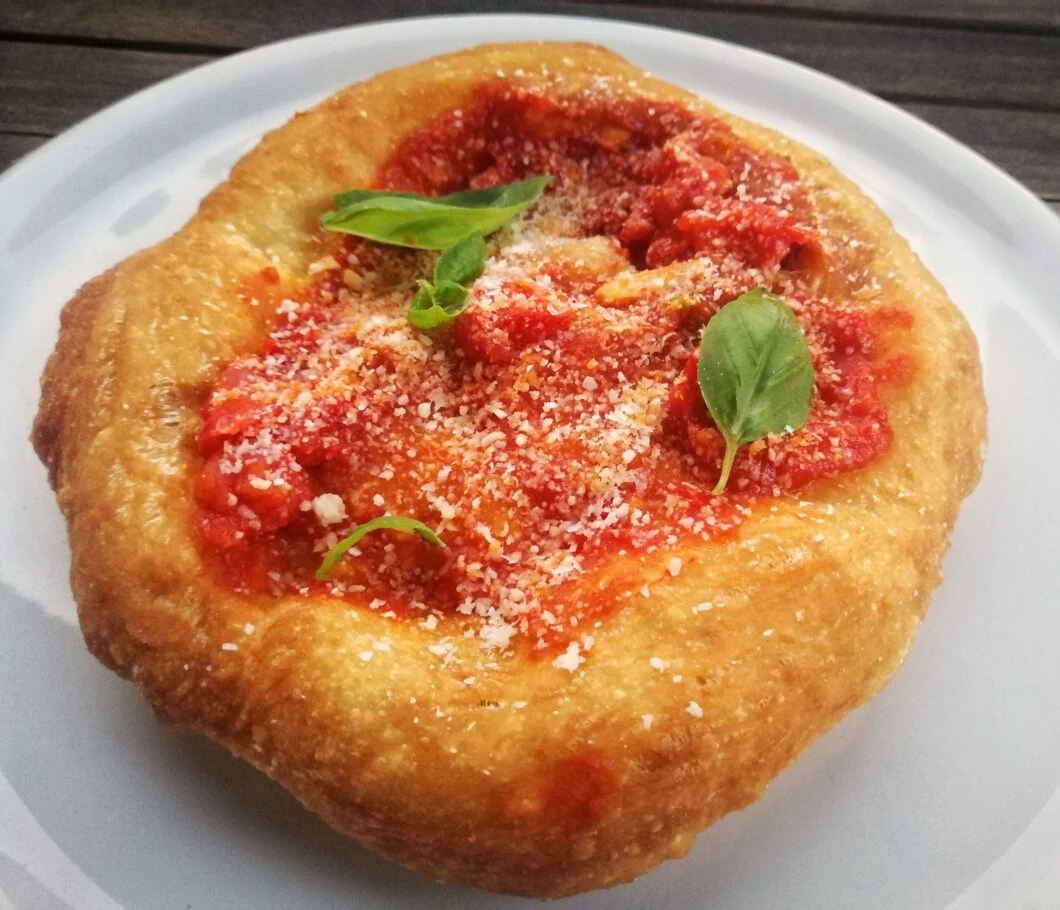 Desde Nápoles a España, así se prepara la pizza frita que todos quieren probar 1 Moncloa LOS INGREDIENTES CLAVE DE LA PIZZA FRITA