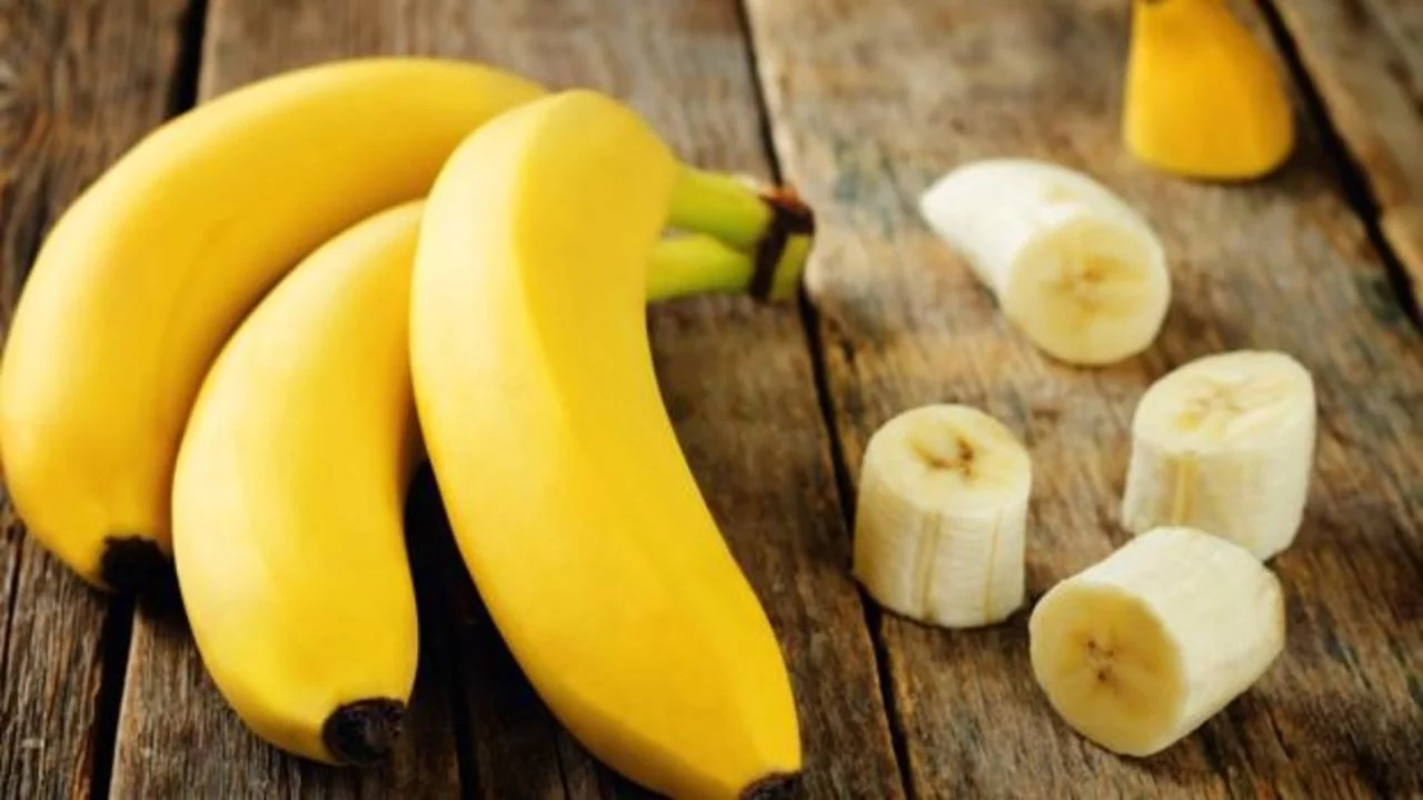 El método que destierra la nevera y el frutero para guardar plátanos