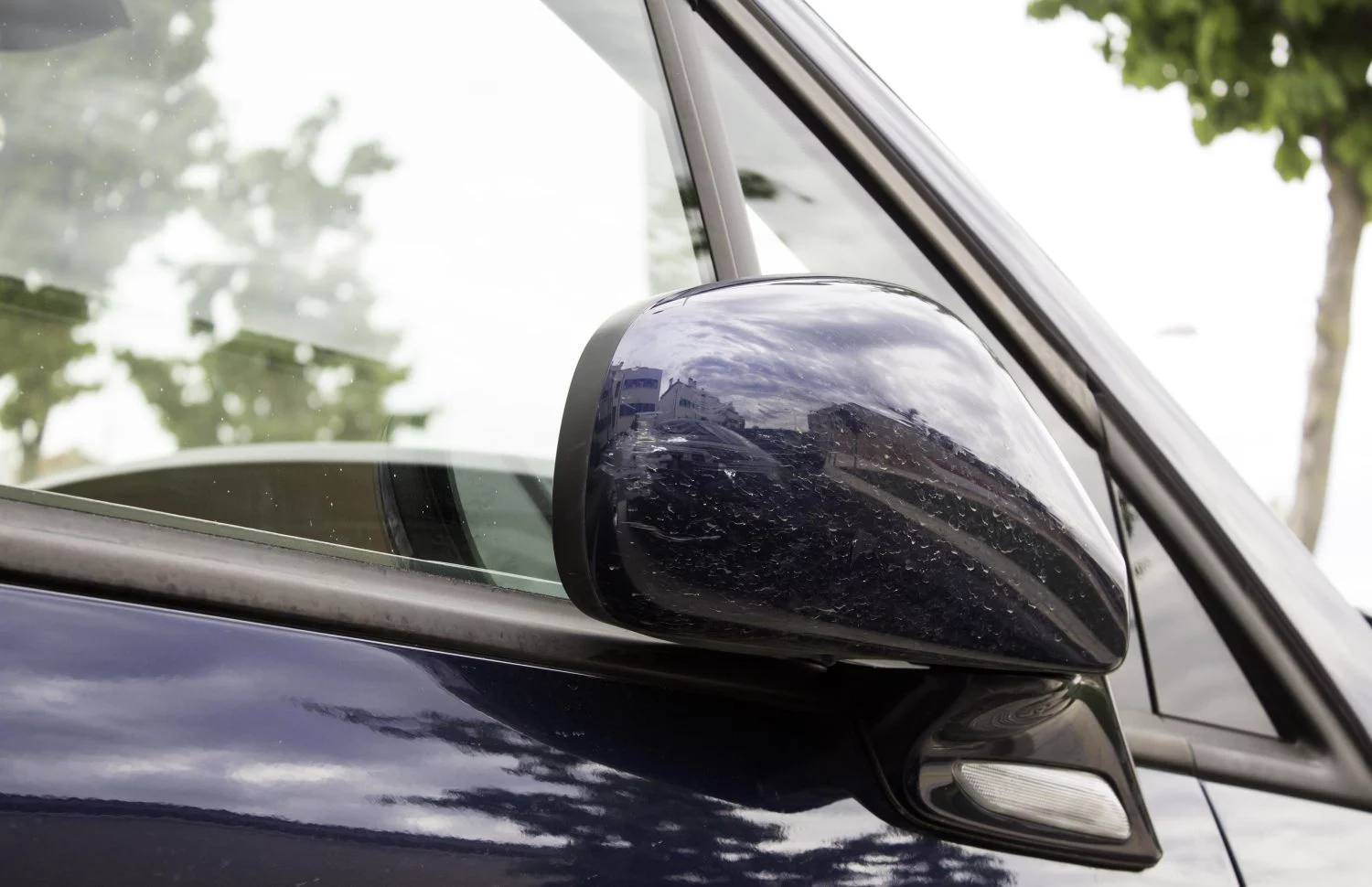 El gran error que cometes al plegar los retrovisores del coche y cómo evitarlo