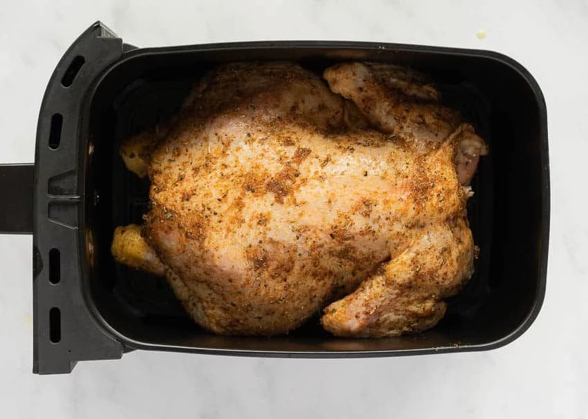 Haz un pollo asado crujiente y jugoso en freidora de aire y salva tu menú navideño 2 Moncloa EL PROCESO DE ELABORACIÓN DEL POLLO ASADO EN FREIDORA DE AIRE