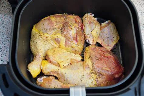 Haz un pollo asado crujiente y jugoso en freidora de aire y salva tu menú navideño 1 Moncloa INGREDIENTES NECESARIOS PARA UN POLLO ASADO EN FREIDORA DE AIRE
