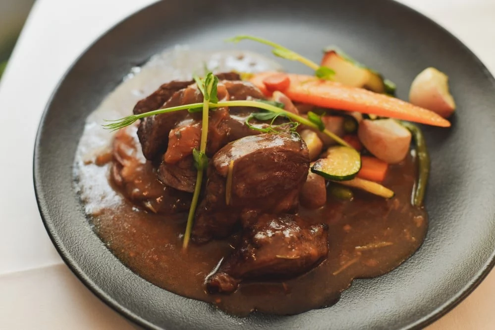 De lujo y en minutos, aprende a hacer ternera Bourguignon en el microondas 3 Moncloa COMBINACIONES Y ACOMPAÑAMIENTOS PARA UNA CENA PERFECTA