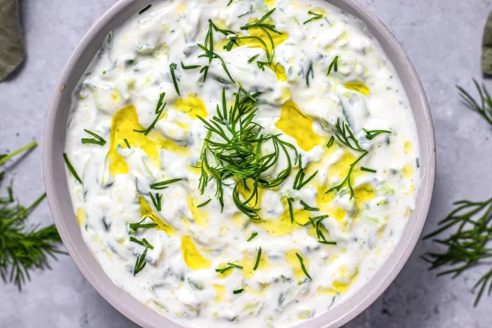 Cómo hacer el auténtico tzatziki, la salsa griega imprescindible esta Navidad