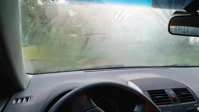 Trucos infalibles para que los vidrios de tu coche no se empañen