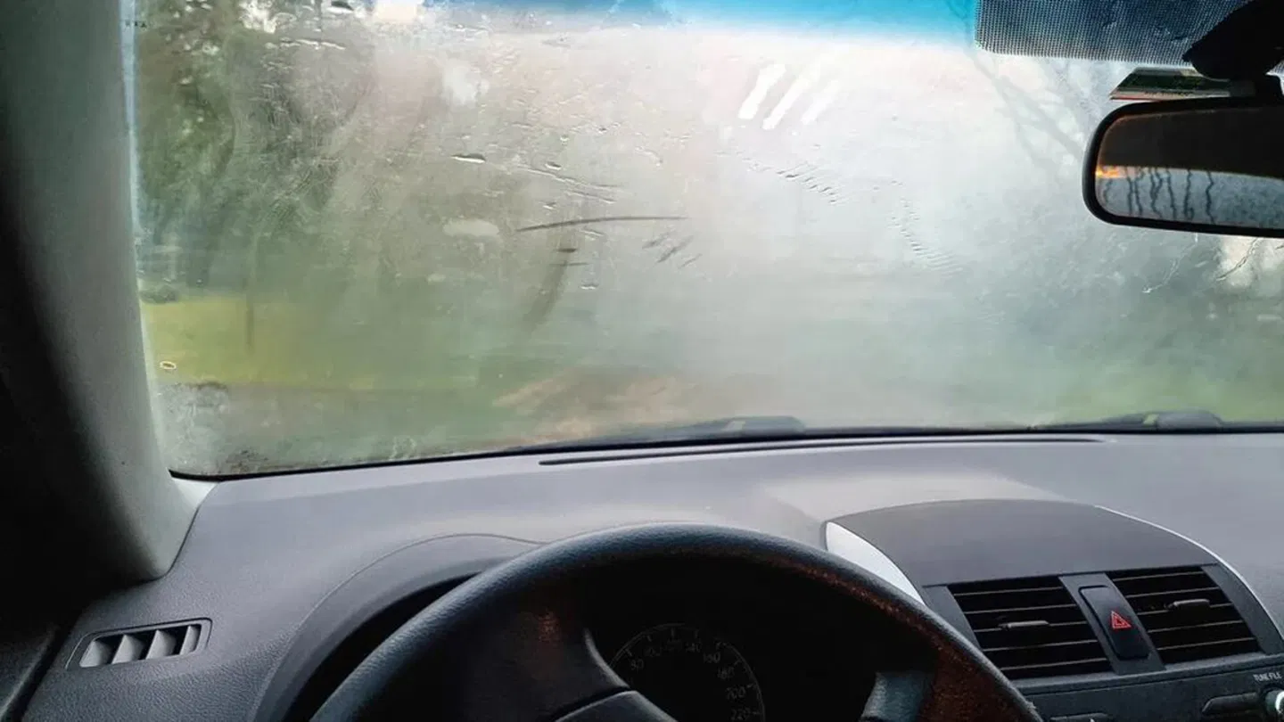Trucos infalibles para que los vidrios de tu coche no se empañen