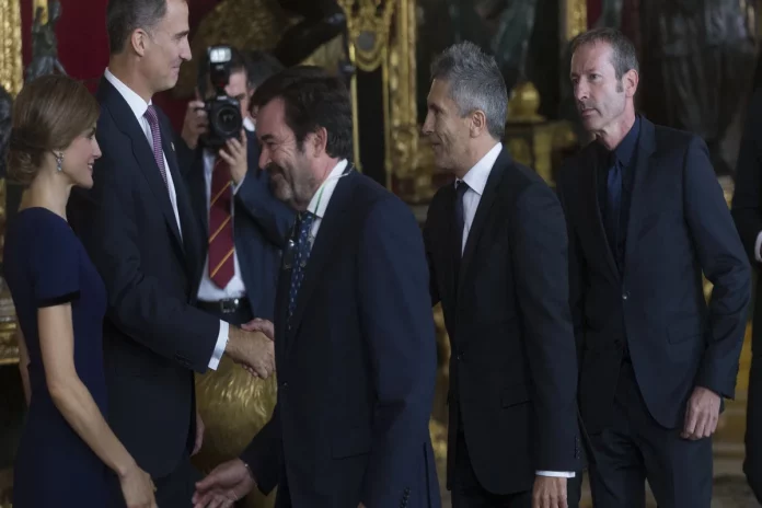 Fernando Grade Marlaska y Gorka Arotz en un besamanos.