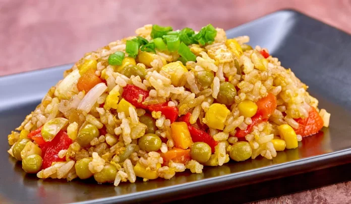 Arroz frito sin grasa extra, con todo el sabor y listo en minutos gracias a tu freidora de aire