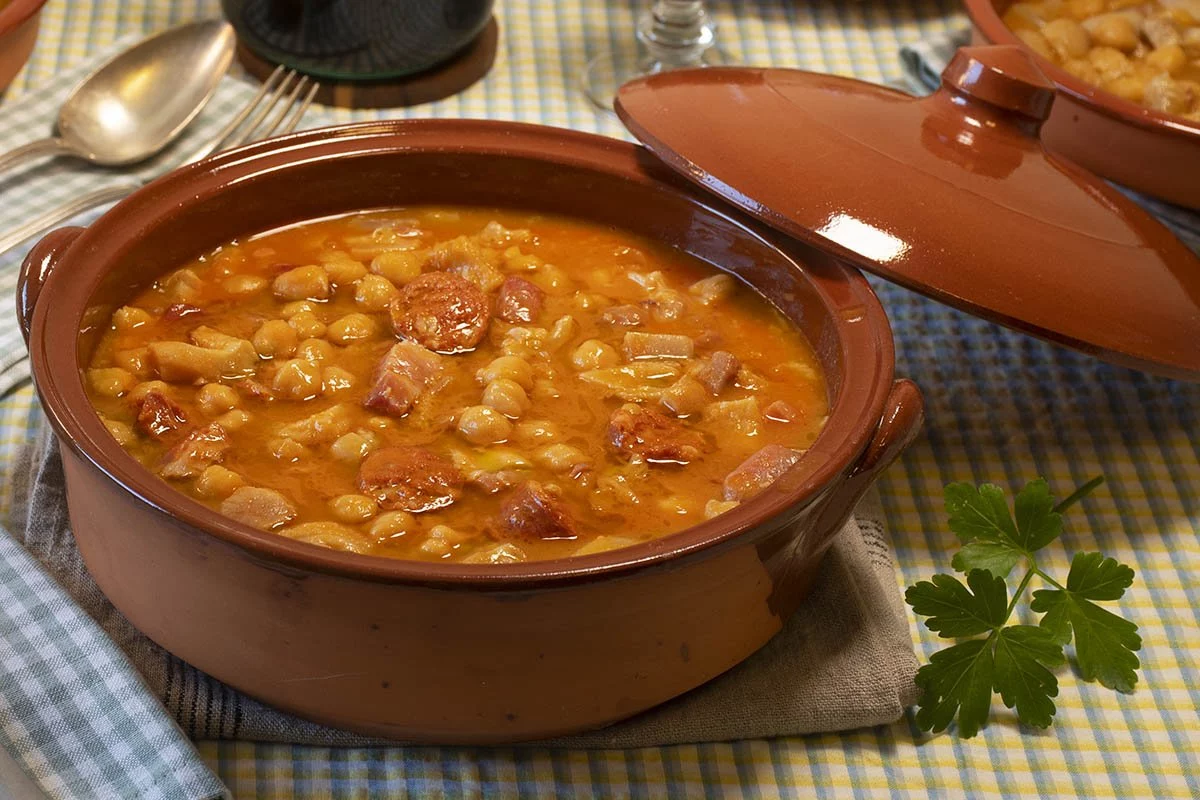 Los callos más famosos del mundo se cocinan en este pueblo de Asturias 2 Moncloa LOS INGREDIENTES LOCALES: EL SECRETO DEL SABOR ÚNICO